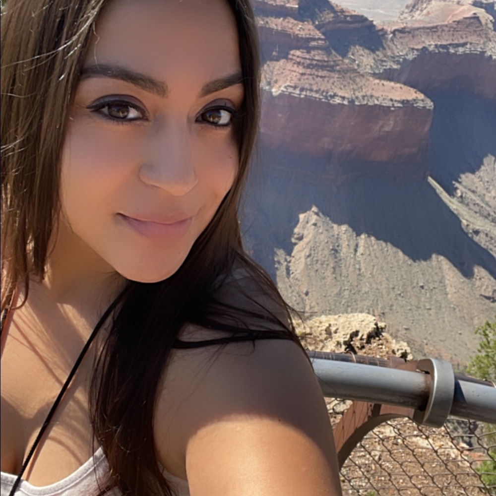 Meet your Posher, Yesenia